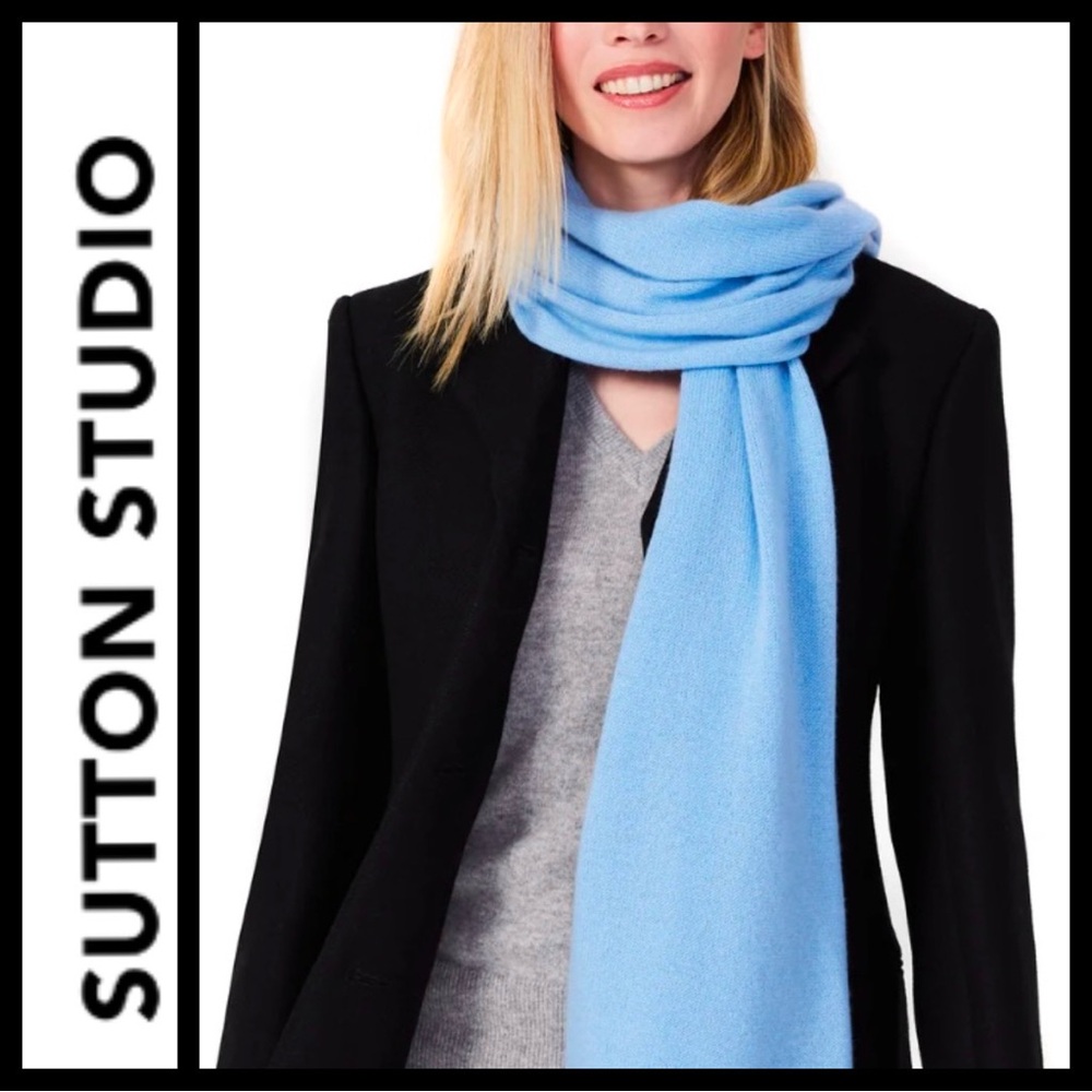 NWOT Bloomingdale’s Sutton Studio Cashmere Scarf